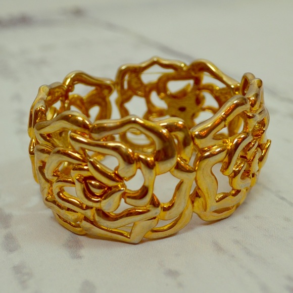 🆕Gold-toned Magnolia Bracelet - Expands - Picture 2 of 7